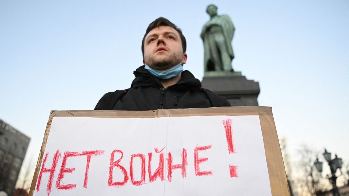 Během moskevské přehlídky se zatýkalo za „diskreditační“ kalhoty i bundu